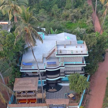 Tropical Wave Hostel Morjim Goa Exterior foto