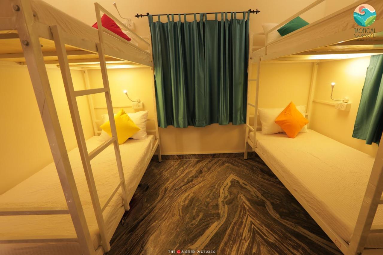 Tropical Wave Hostel Morjim Goa Exterior foto