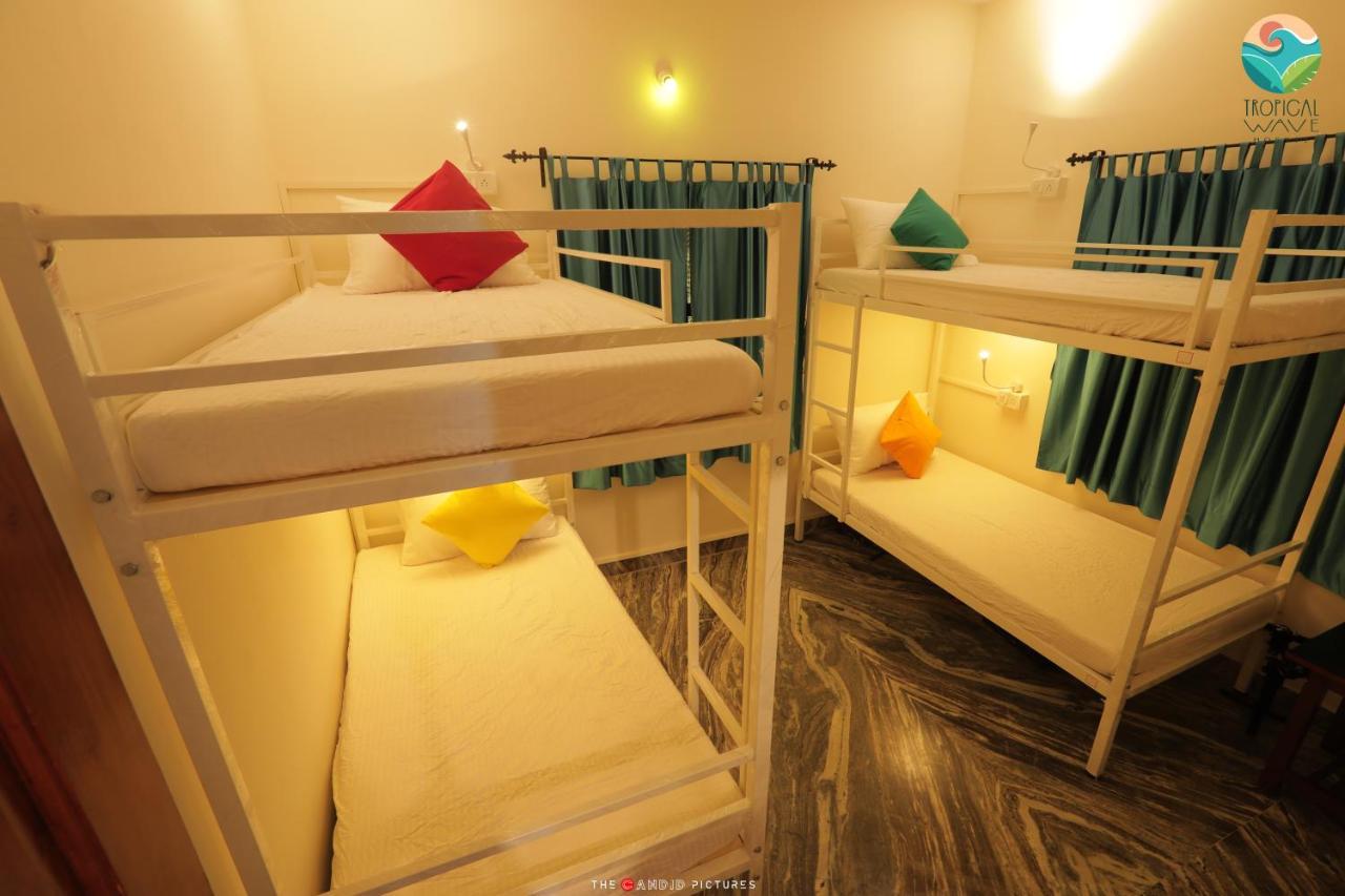 Tropical Wave Hostel Morjim Goa Exterior foto