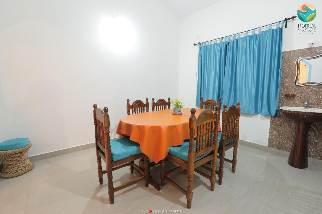 Tropical Wave Hostel Morjim Goa Exterior foto