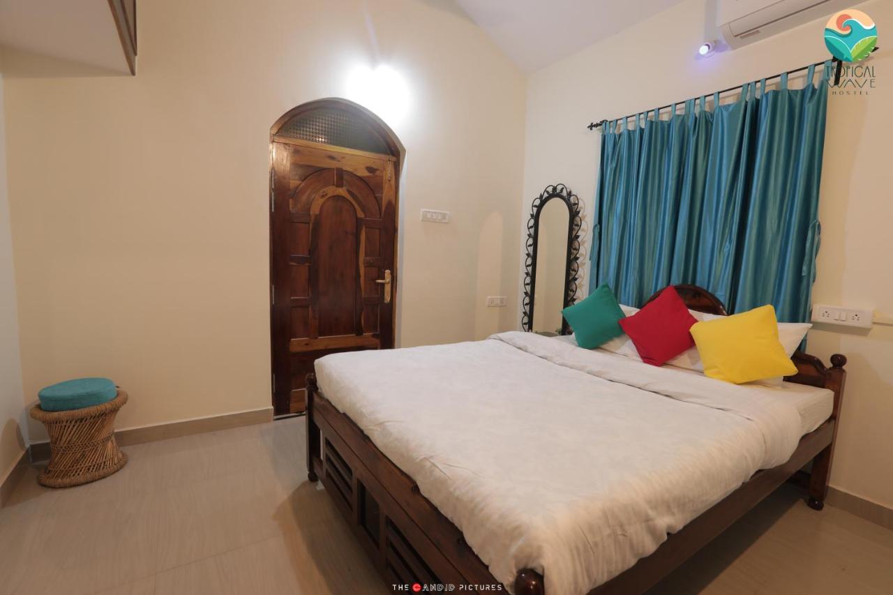 Tropical Wave Hostel Morjim Goa Exterior foto