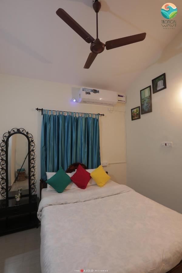 Tropical Wave Hostel Morjim Goa Exterior foto