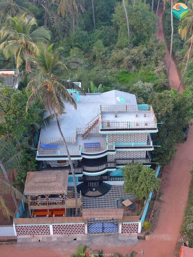 Tropical Wave Hostel Morjim Goa Exterior foto