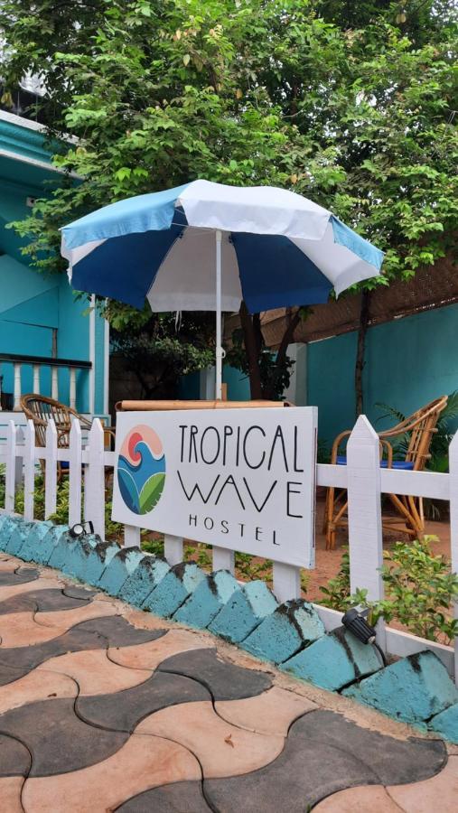 Tropical Wave Hostel Morjim Goa Exterior foto