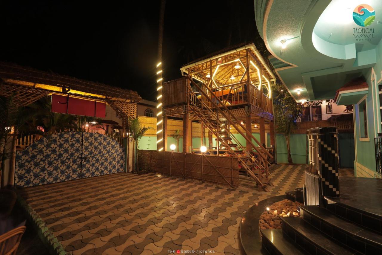 Tropical Wave Hostel Morjim Goa Exterior foto