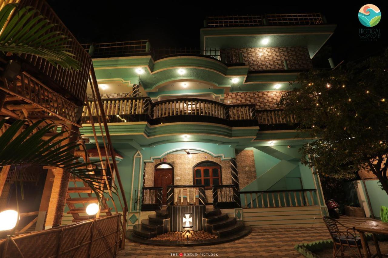 Tropical Wave Hostel Morjim Goa Exterior foto