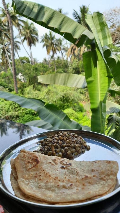 Tropical Wave Hostel Morjim Goa Exterior foto