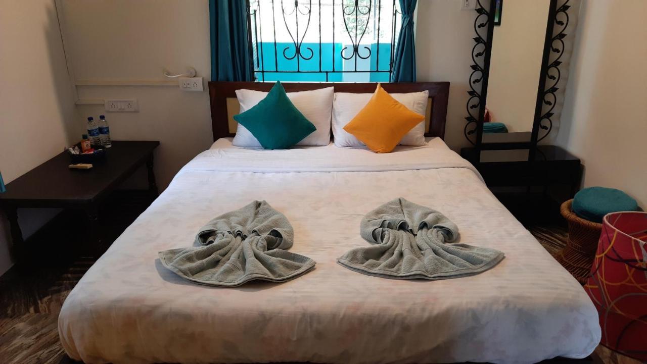 Tropical Wave Hostel Morjim Goa Exterior foto