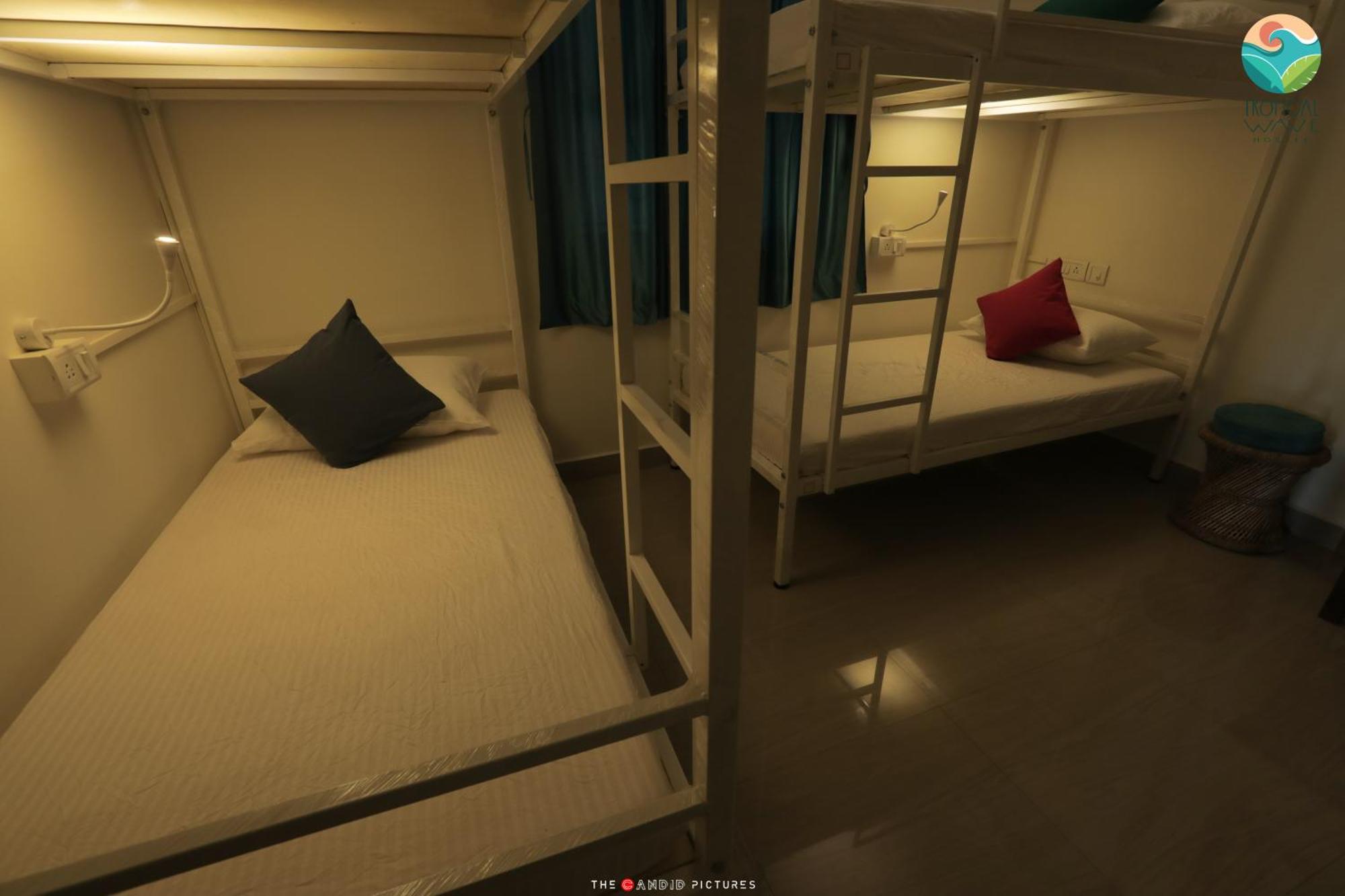Tropical Wave Hostel Morjim Goa Exterior foto