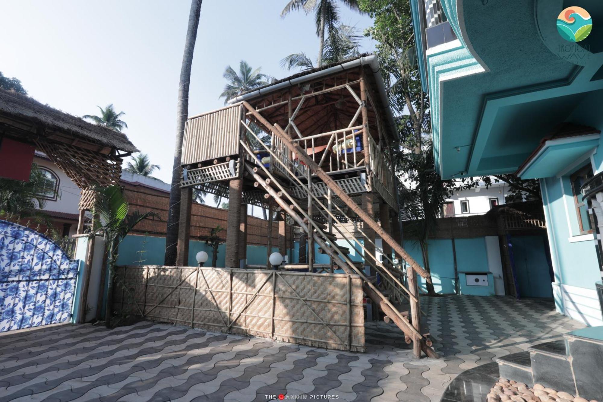 Tropical Wave Hostel Morjim Goa Exterior foto