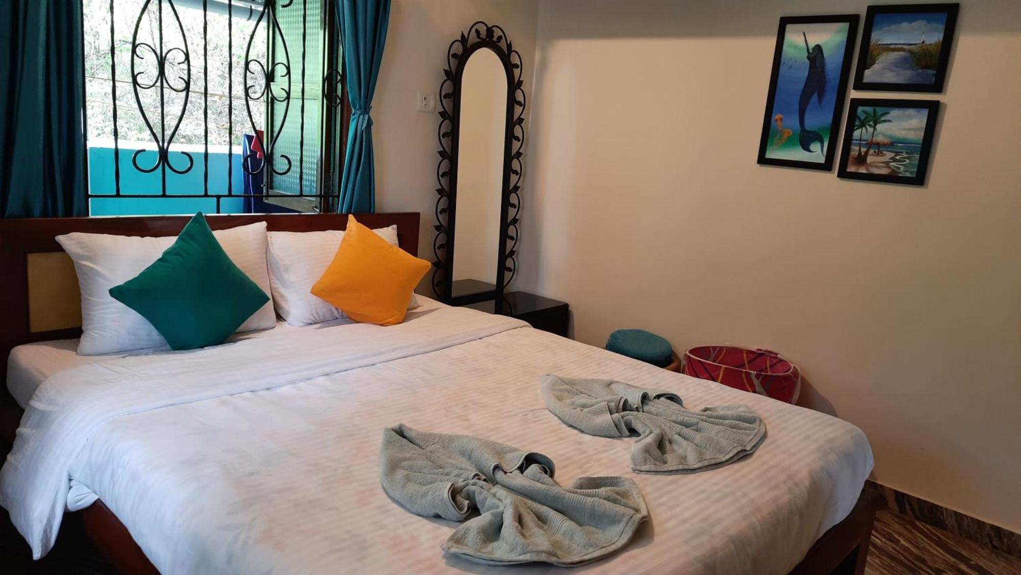 Tropical Wave Hostel Morjim Goa Exterior foto