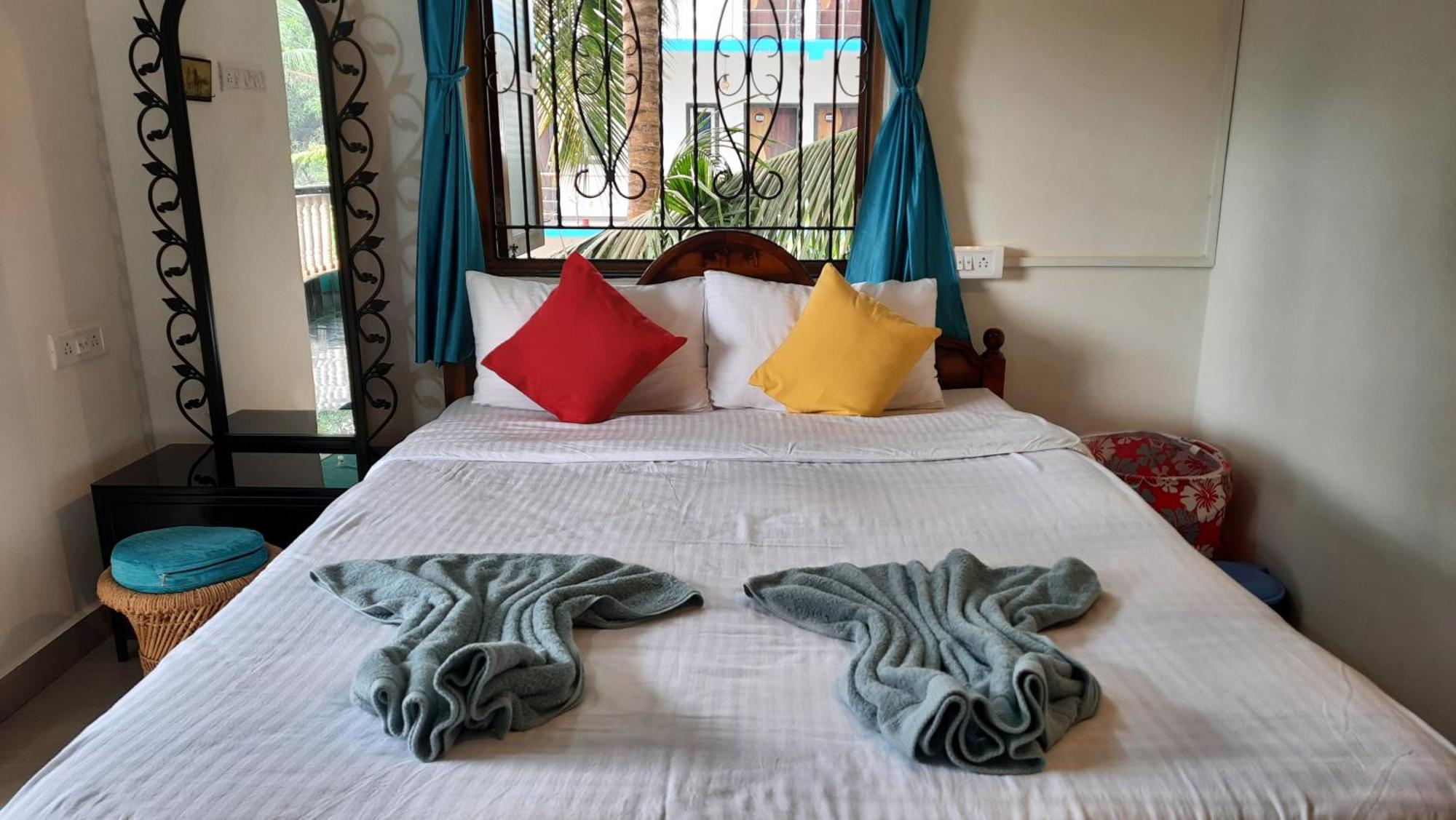 Tropical Wave Hostel Morjim Goa Exterior foto